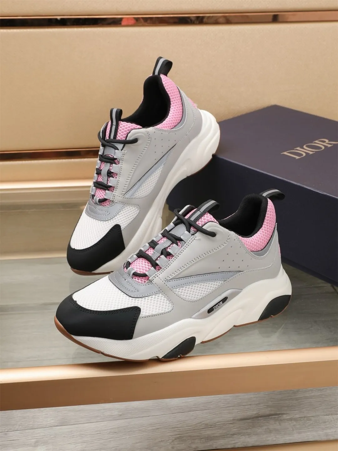 Men's shoes 💰P460💰【Dior】Dior✨ is online at the same time👏 This casual sneaker is a new product in the series and continues Di*r's classic style. The upper is made of original mesh and cow leather, with a two-color textured outsole, and the brand's iconic details on the rear collar and heel to enhance the style. Fashionable and versatile. Wear it with jeans or slacks for a casual look. Size: 38-44 (45 customized)